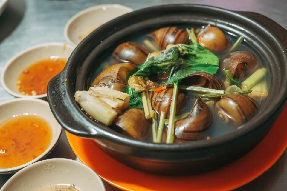 Mâm cơm gia đình đặt trước