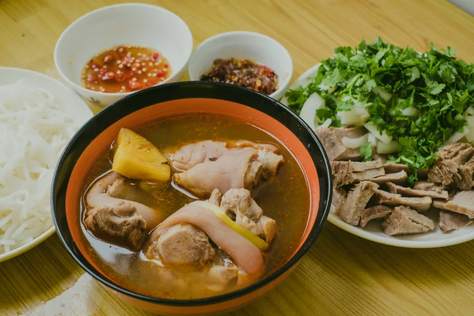 Khách ngồi ăn cơm trưa tại quán